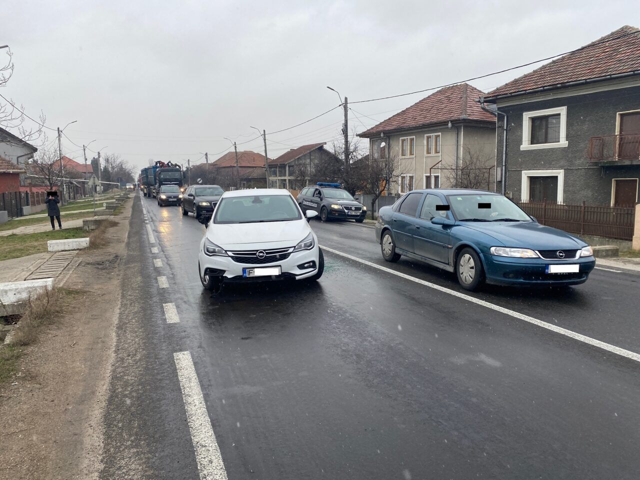 FOTO-VIDEO | Un șofer danez, aflat sub influența drogurilor, a forțat bariera Frontierei de la Porțile de Fier 2. De ce se temea de polițiști și cum a fost oprit