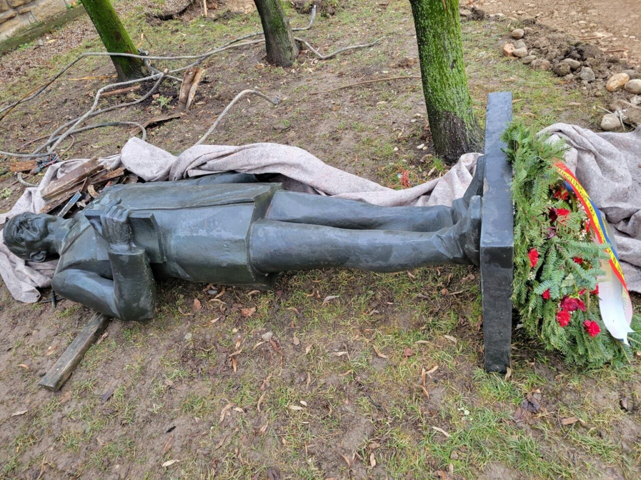 Statuia lui Iuliu Maniu din centrul Clujului a fost dărâmată de către muncitori. Oamenii au ieșit să protesteze