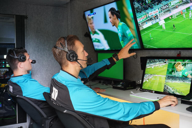 Mult lăudata tehnologie VAR a intrat în colaps! Un meci din Superliga n-a avut parte de arbitraj video: „Problema nu este una nouă”
