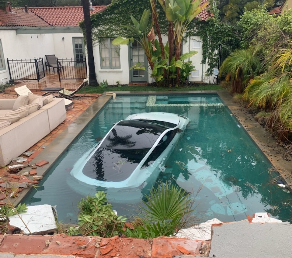 Un șofer de Tesla a încurcat frâna cu accelerația și a „parcat” mașina direct în piscină