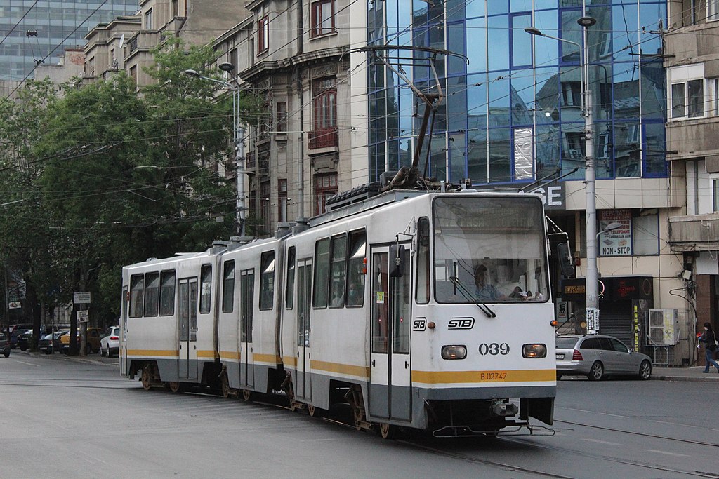 Trei tramvaie deraiate luni în București. Unele dintre cele mai aglomerate linii, blocate