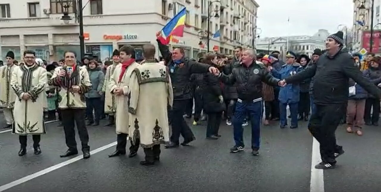 Unirea principatelor sărbătorită la Craiova cu lăutari. Craiovenii au încins hora în centrul orașului