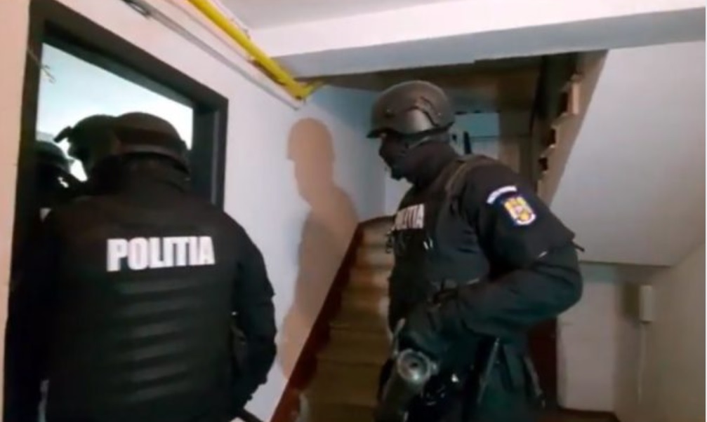 VIDEO. Percheziții în București, într-un dosar de furt calificat de la o familie de refugiați ucraineni: Suspectul ar fi furat un rucsac cu 12.000 de dolari și bijuterii de aur