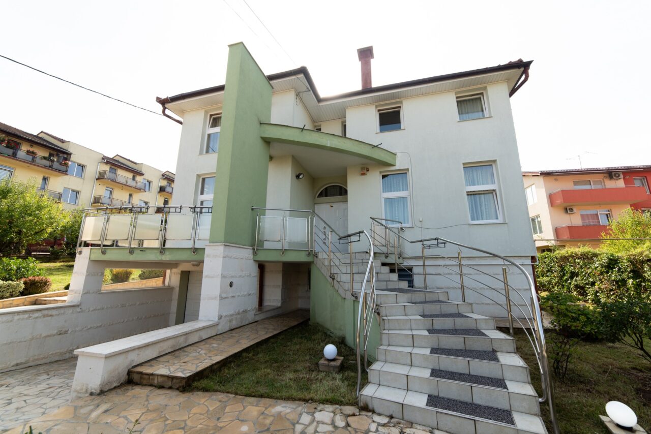 Cu cât se vinde o vilă în Cluj-Napoca în 2023? Cu aceeași sumă se poate cumpăra o vilă cu vedere la mare în Barcelona