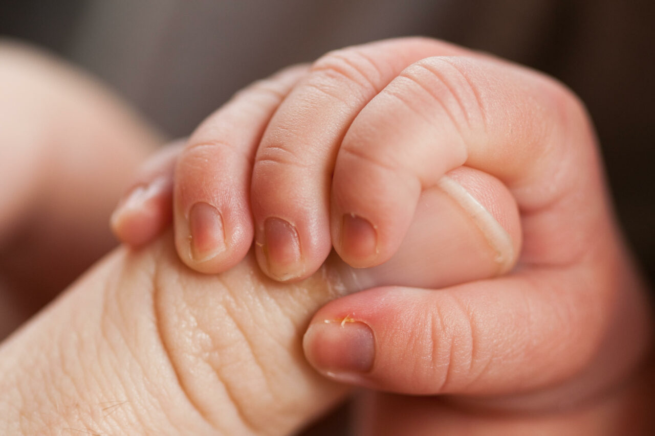 Ies la suprafață NOI DETALII în cazul bebelușului abandonat pe un câmp din Sibiu! Tânăra mamă a mai renunțat la un copil, însă familia ei l-a luat în grijă