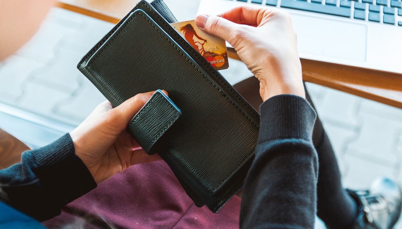 Cum a rămas o profesoară din Vaslui fără toți banii (25.000 de lei) din contul RAIFFEISEN BANK