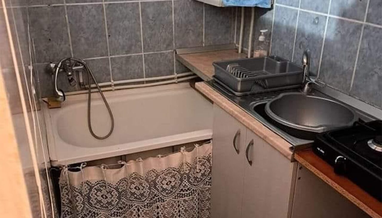 Garsonieră cu cada în… bucătărie, scoasă la ÎNCHIRIERE în Cluj-Napoca. Ireal câți lei cere proprietarul pe chirie