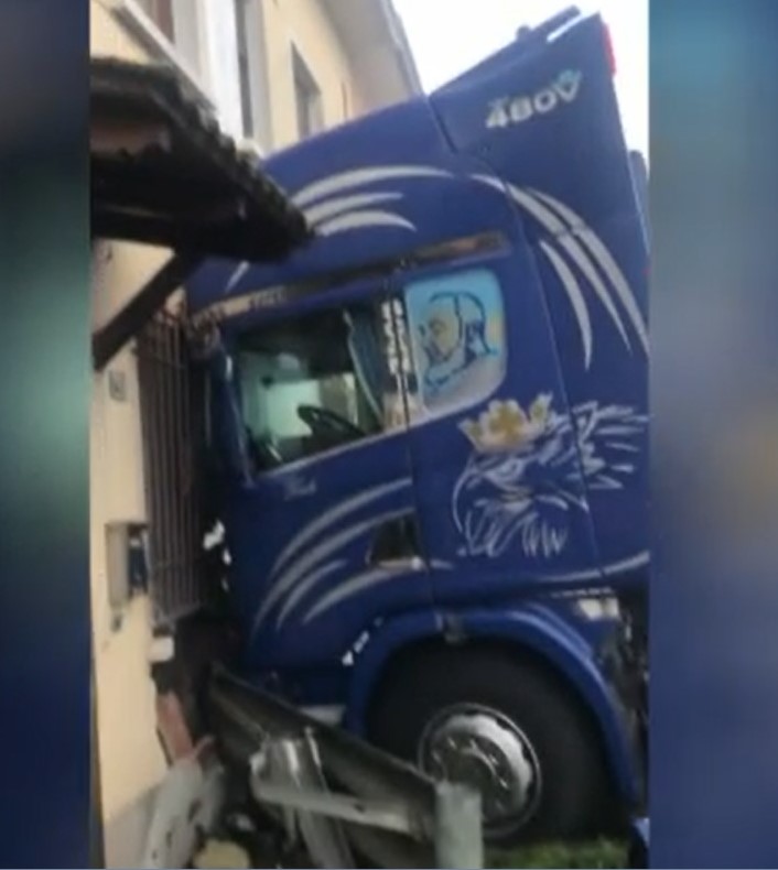 ACCIDENT teribil provocat de un român în Italia. A intrat cu TIR-ul în bucătăria unei case