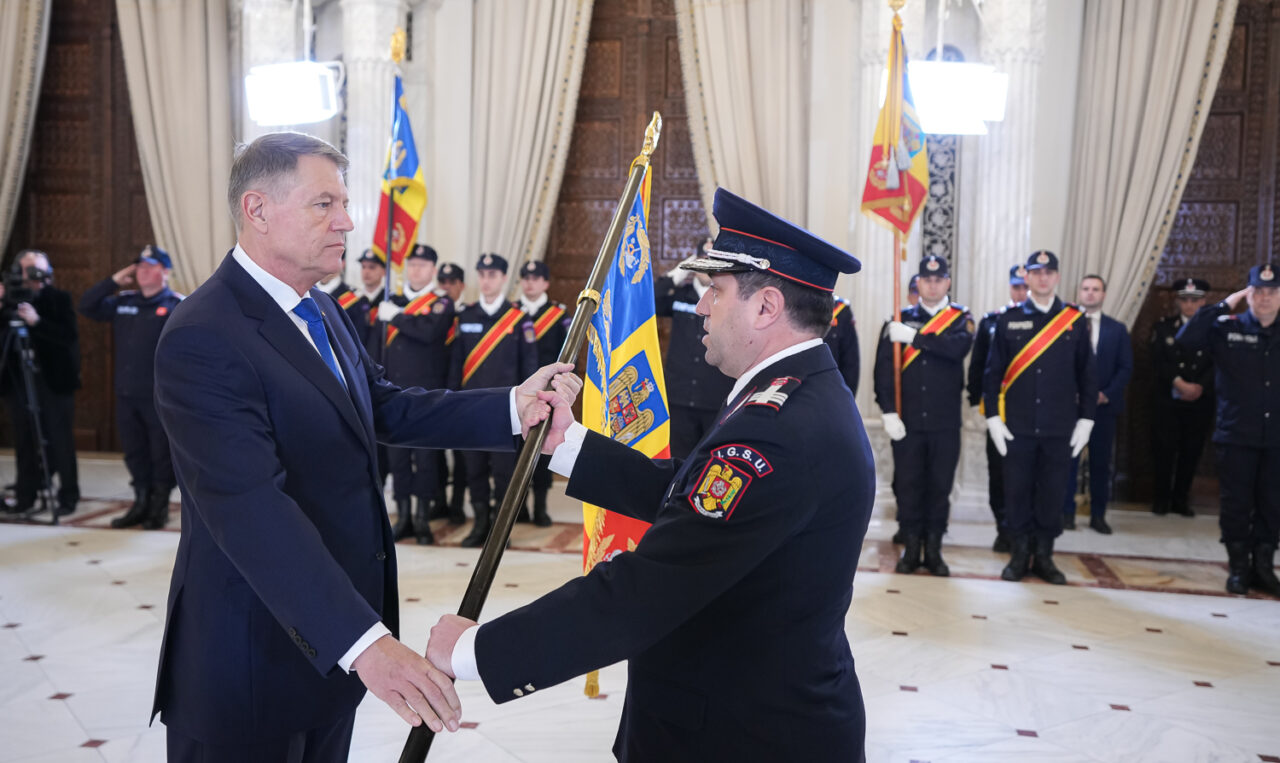 Iohannis i-a DECORAT pe salvatorii români trimiși în Turcia. „Sunteți modele de solidaritate, altruism și empatie”