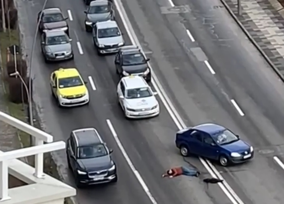 Bărbat căzut în mijlocul bulevardului, ocolit de mașinile care trec pe lângă el. În ce oraș din România s-a întâmplat