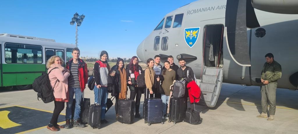 Alți 13 cetățeni români, REPATRIAȚI marți seara din TURCIA. Din grup fac parte o mamă cu doi copii, nouă studenți și profesorul coordonator