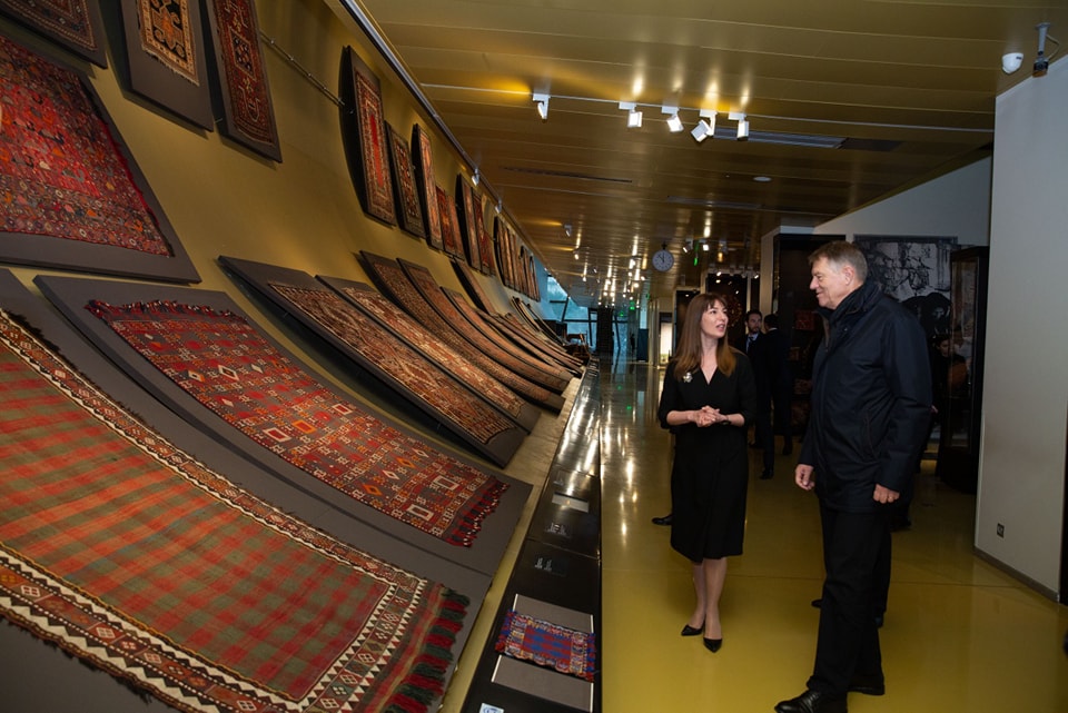 GALERIE FOTO. Klaus Iohannis, în vizită la Muzeul Covorului din capitala Azerbaidjanului