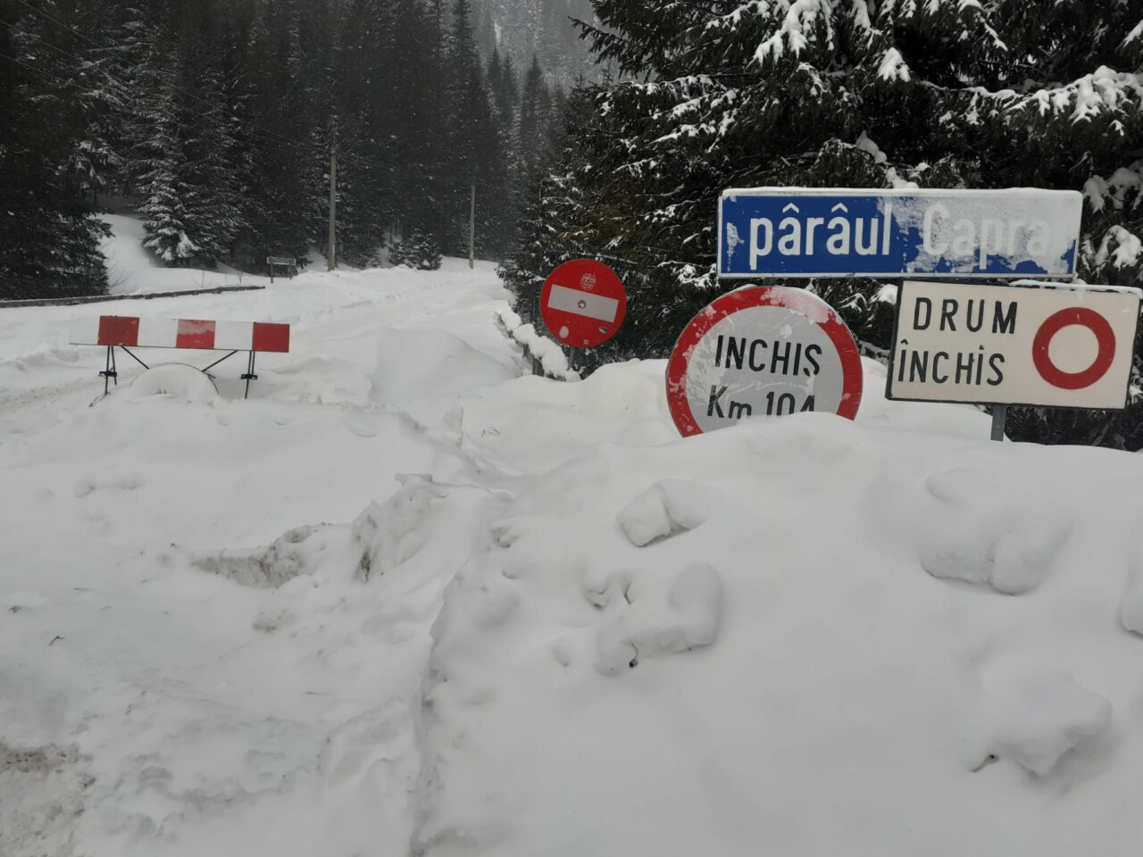 Atenție șoferi! Nu încercați să intrați pe drumurile închise. Avertismentul transmis de către autorități
