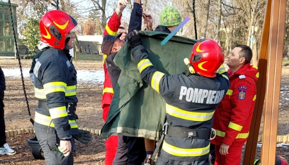 Gestul SUPERB făcut de pompierii din Satu Mare pentru un copil de 11 ani blocat într-un leagăn de bebeluși