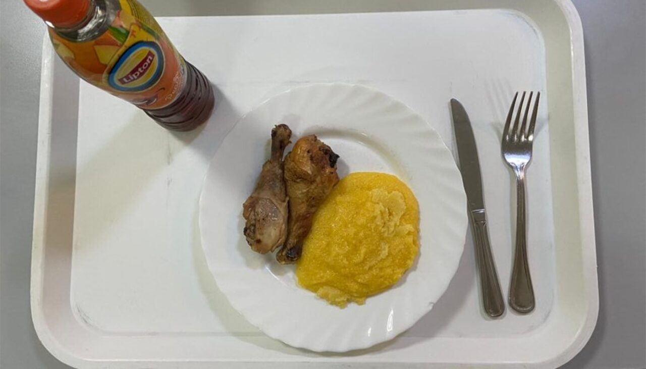 Câți lei a dat o studentă din București pe două ciocănele de pui și o mămăligă, în CANTINA Facultății de Drept