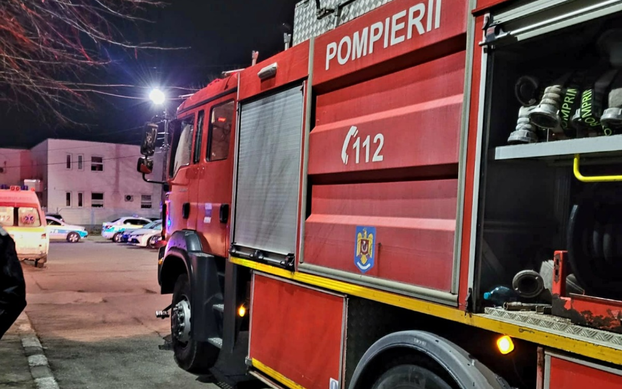 FOTO Panică într-un bloc din Giurgiu. Locatarii au fost evacuați în miez de noapte, din cauza unui INCENDIU provocat de o lumânare
