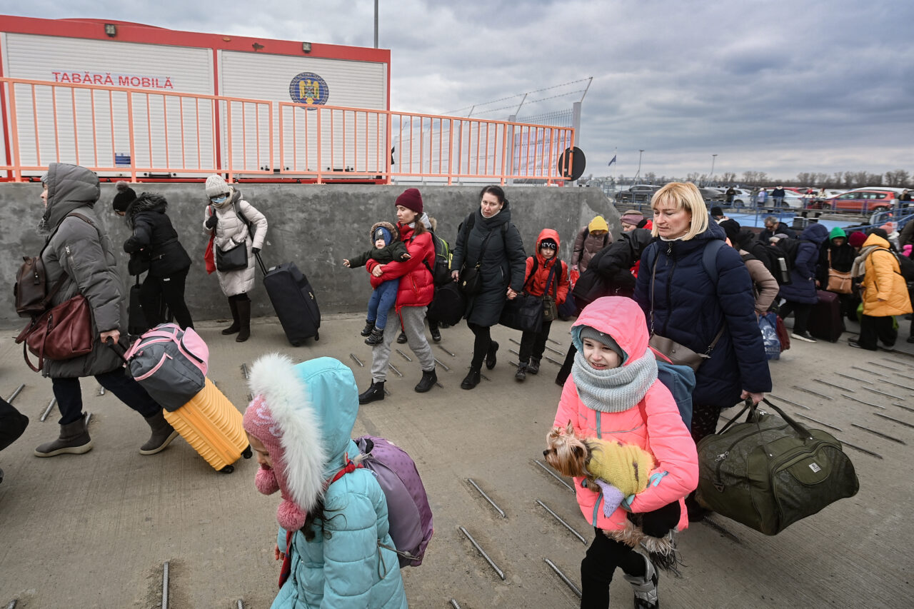 SONDAJ: Doi din trei ucraineni refugiați în România nu plătesc pentru locuințele în care stau. Care e situația în alte state