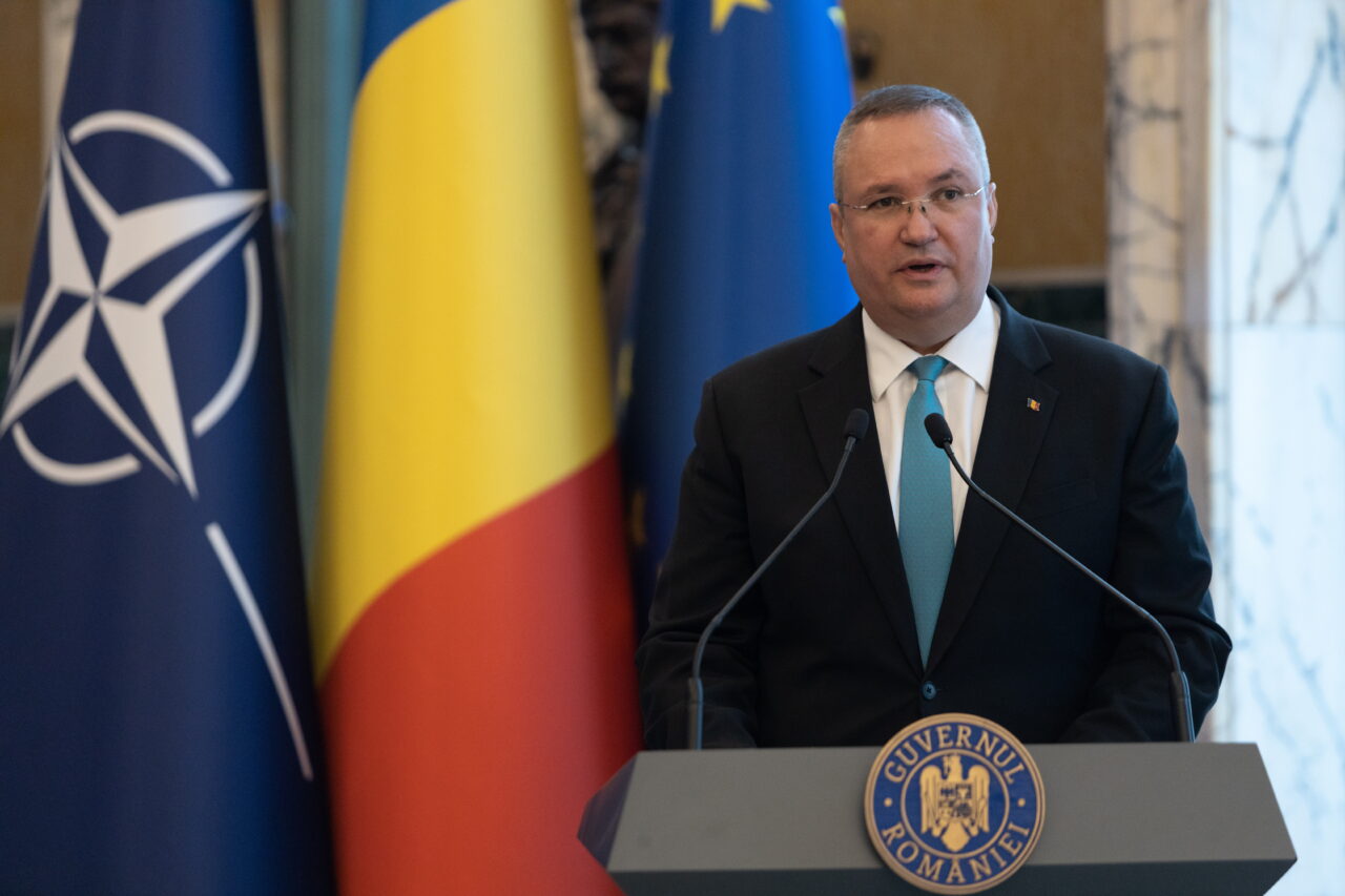 Sediul GUVERNULUI, iluminat în culorile drapelului Ucrainei. Nicolae Ciucă: „Vom continua să susţinem obiectivul de pace şi libertate al Ucrainei”