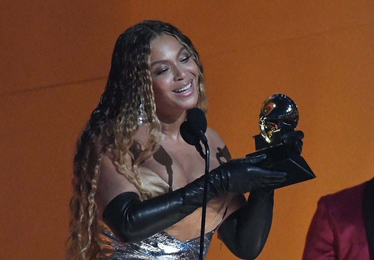 GRAMMY 2023: Beyoncé câștigă 4 trofee și devine artista cea mai premiată din istoria competiției, cu 32 de victorii
