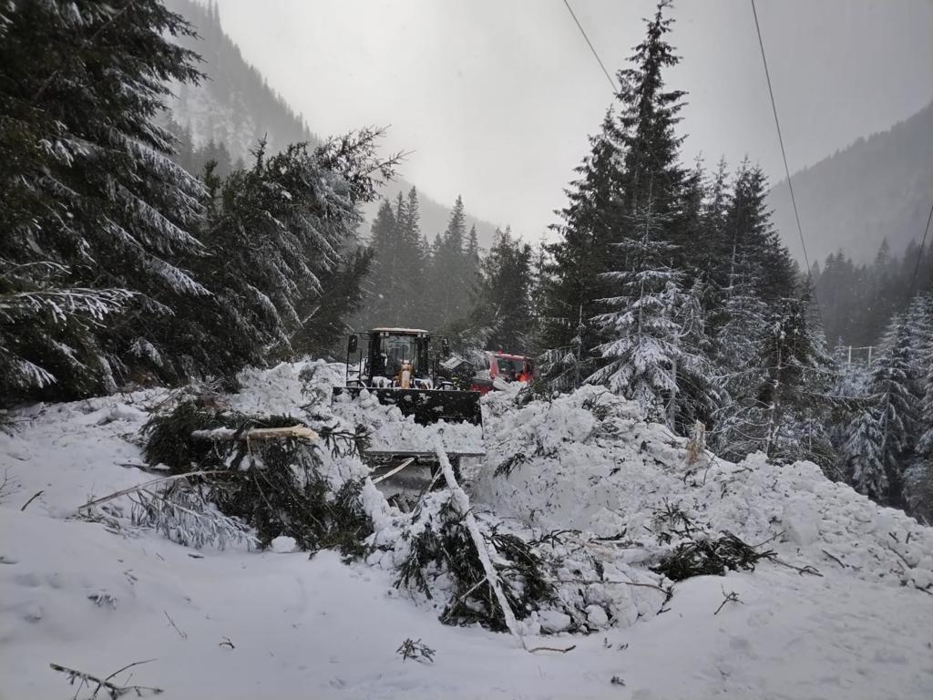 FOTO: Dosar PENAL după incidentul de la Cabana Capra, unde zeci de turiști au fost surprinși de două avalanșe