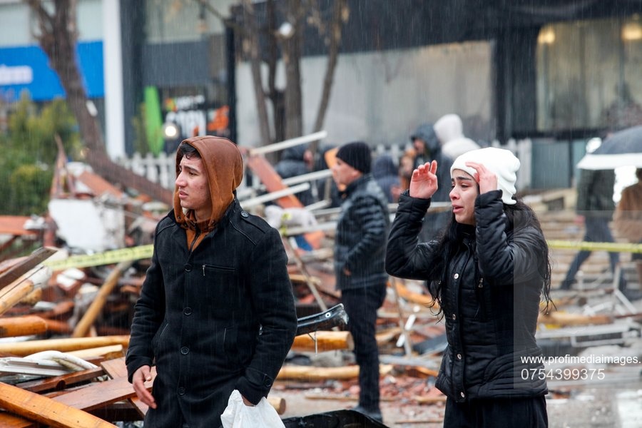 FOTO&VIDEO – Dezastrul din Turcia în imagini. Clădiri transformate în moloz, oameni disperați, mii de răniți și sute de decese. Un jurnalist a surprins în direct cel de-al doilea seism