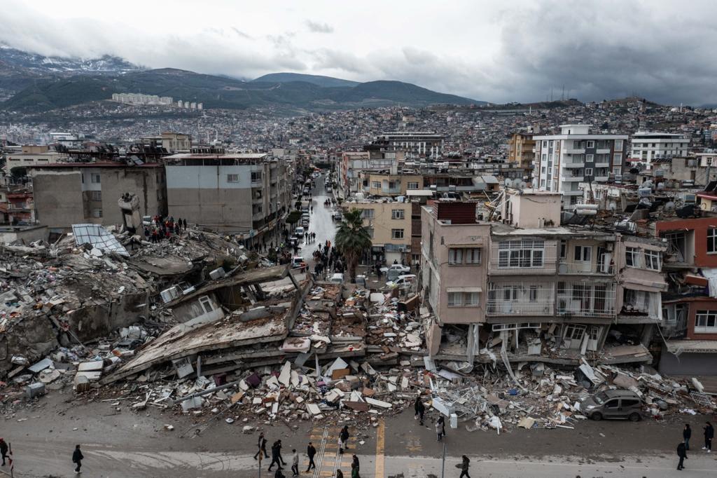 LIVE UPDATE. Turcia și Siria își PLÂNG morții. Peste 5.000 de morți și peste 20.000 de răniți în urma cutremurului de 7,8 pe scara Richter. Erdogan declară stare de urgenţă pentru trei luni | VIDEO