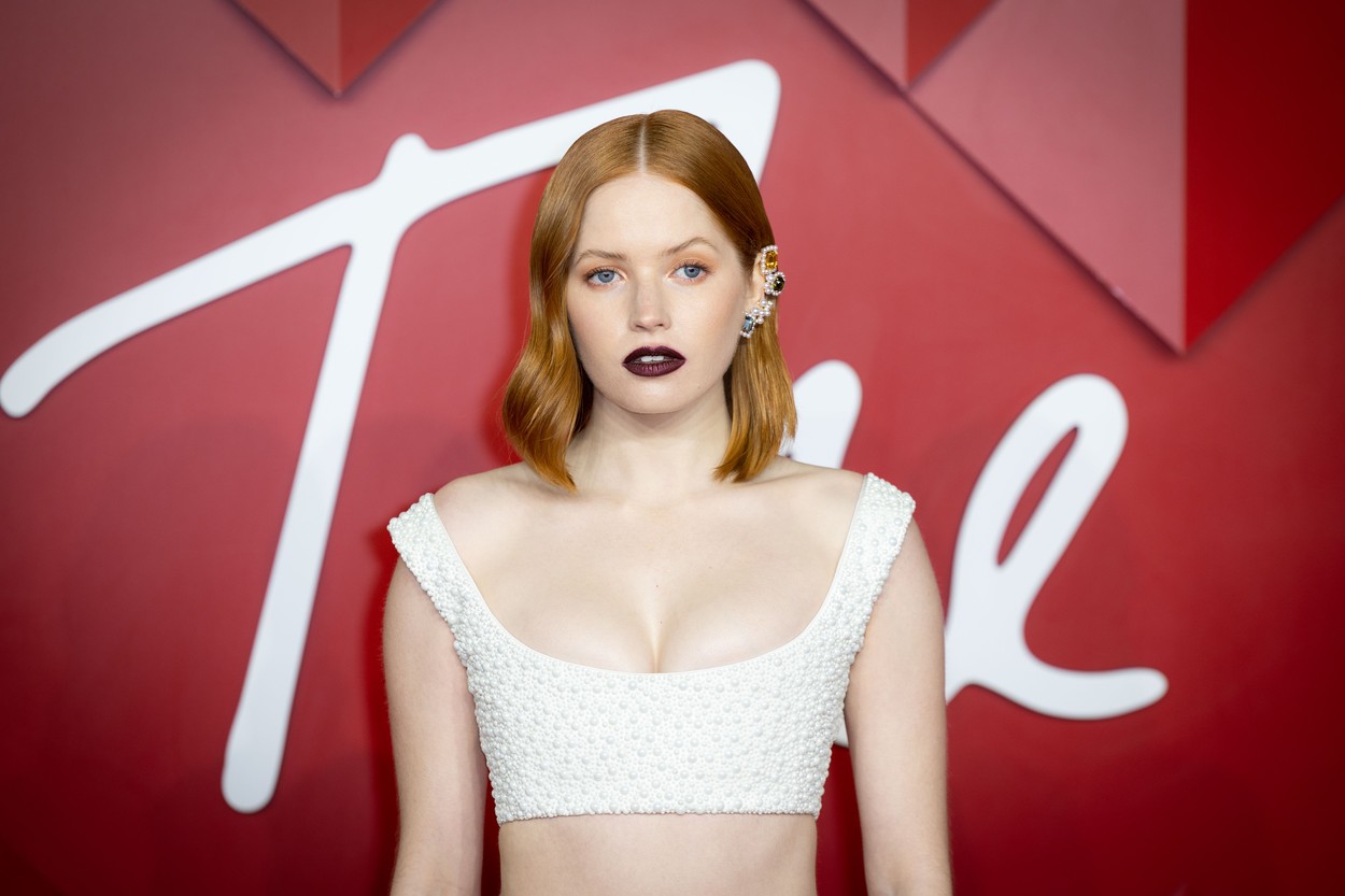 Ellie Bamber o va interpreta pe Kate Moss în filmul “Moss & Freud”