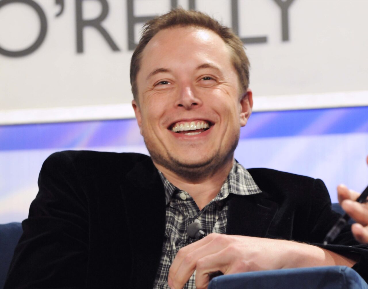 Elon Musk taie în carne vie la Twitter. Șefi de departamente, concediați cu un simplu e-mail