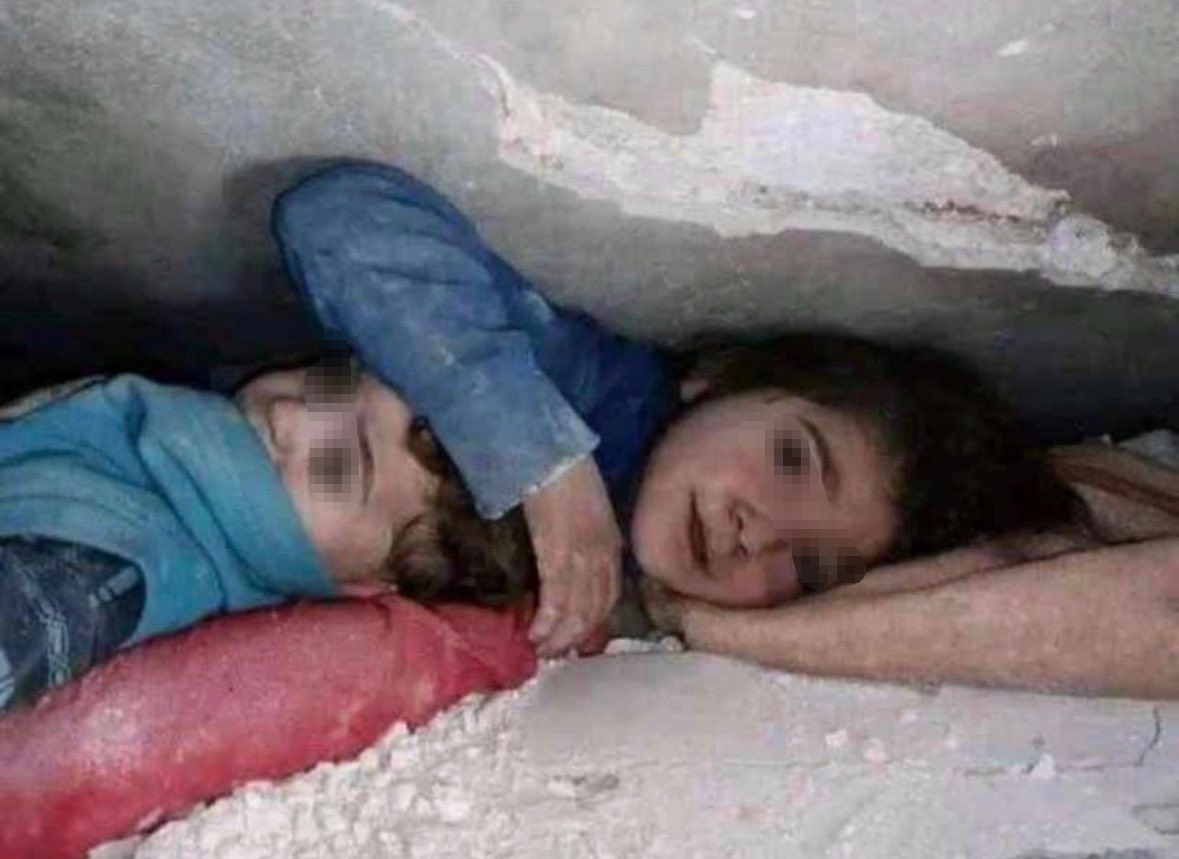 O fetiță din Siria și-a protejat fratele mai mic cu propriul trup. A stat sub DĂRÂMĂTURI timp de 17 ore