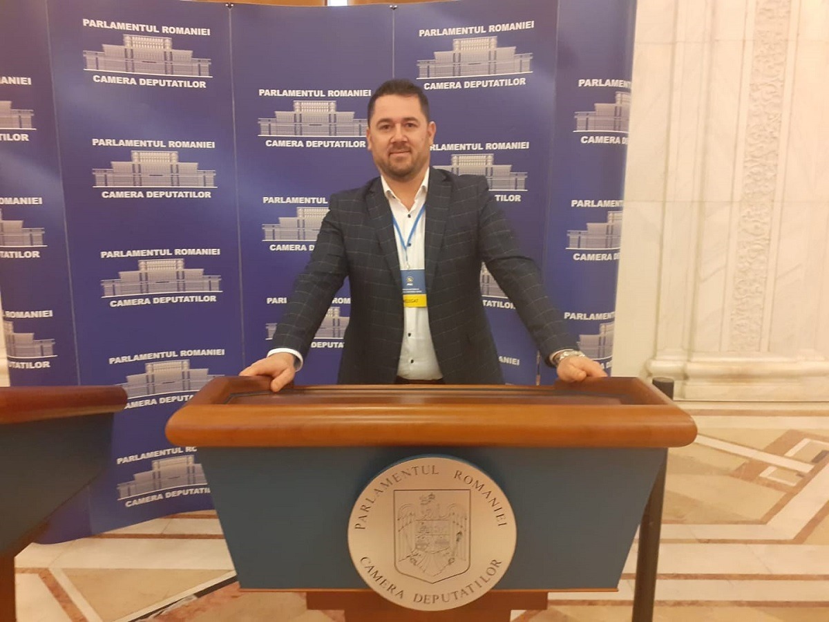 Primarul unei comune din Giurgiu, trimis în JUDECATĂ de procurorii DNA, după ce și-a cazat rudele pe banii europeni destinați unei tabere pentru copii