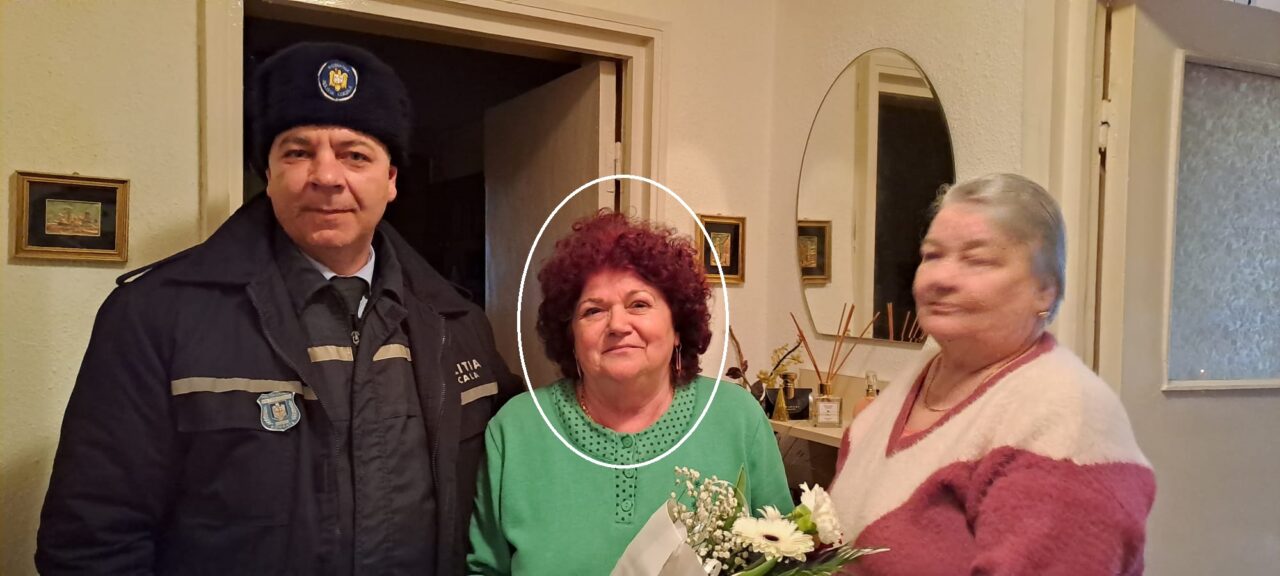 Motivul incredibil pentru care polițiștii locali din Piatra Neamț au AMENDAT ȘI UMILIT o bătrână care adunase gunoiul din jurul blocului. Când au realizat ridicolul situației, i-au oferit un buchet de flori