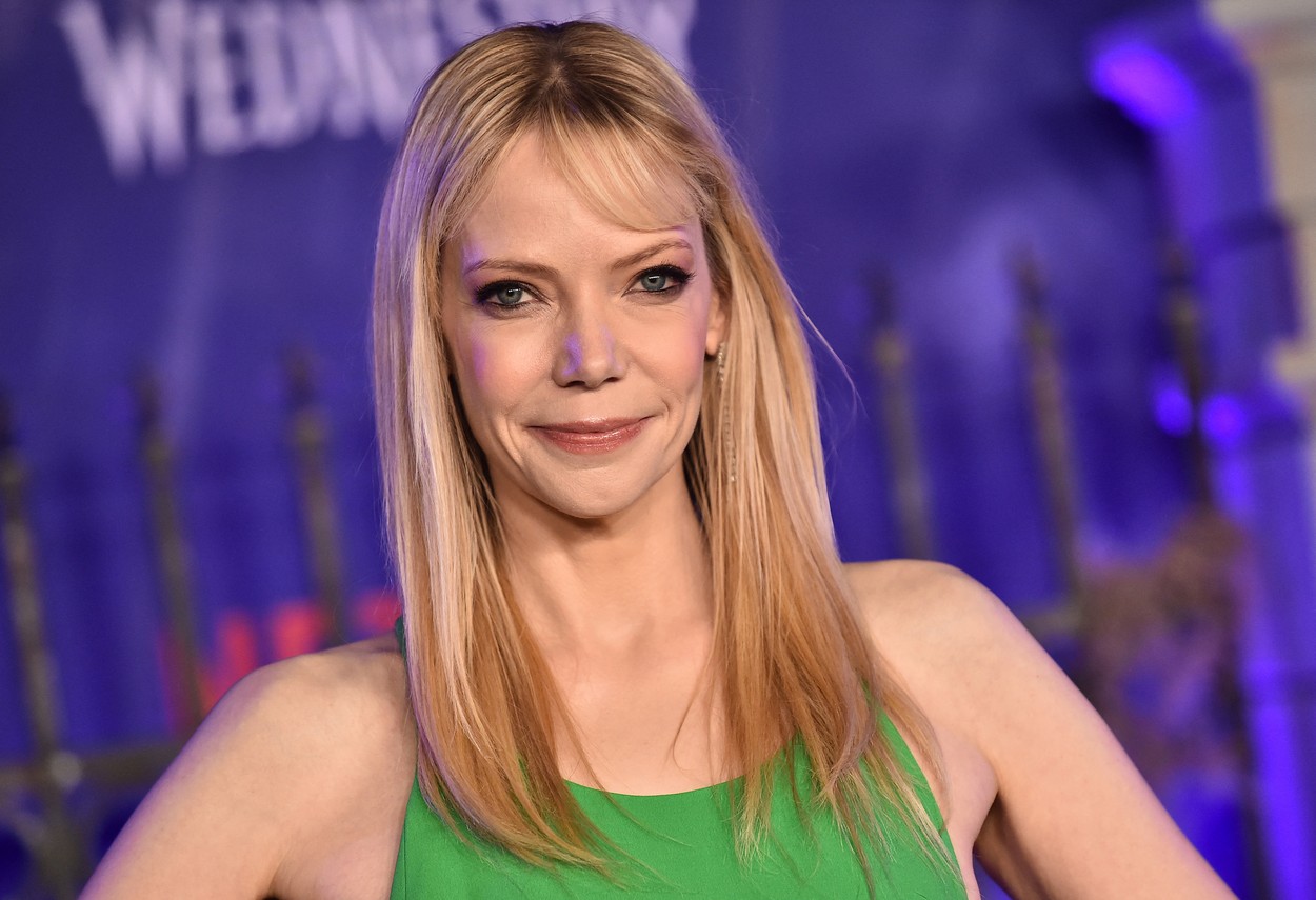 Actrița Riki Lindhome, cunoscută pentru rolul din serialul „WEDNESDAY”, joacă în thrillerul horror „They Listen”