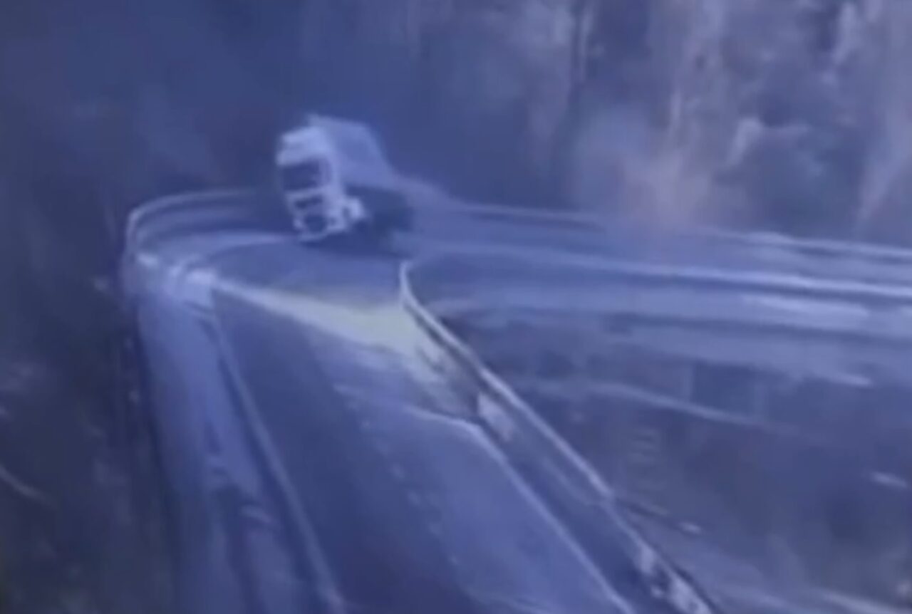 Un român a SUPRAVIEȚUIT după ce a căzut cu TIR-ul de pe un viaduct din Italia | VIDEO