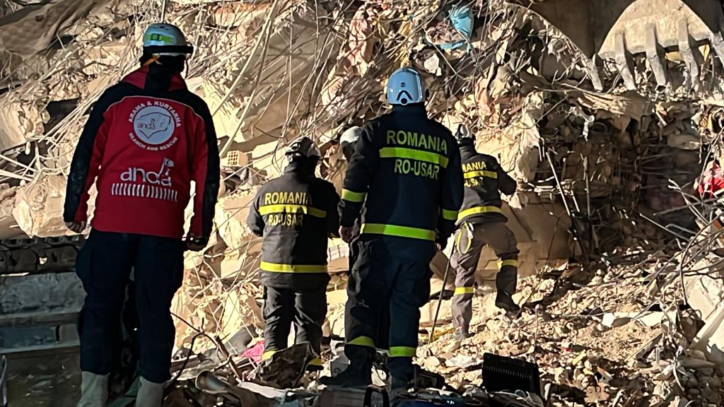 FOTO VIDEO | Femeie scoasă în viață de sub dărămăturile unei clădiri cu nouă etaje de salvatorii români în Turcia