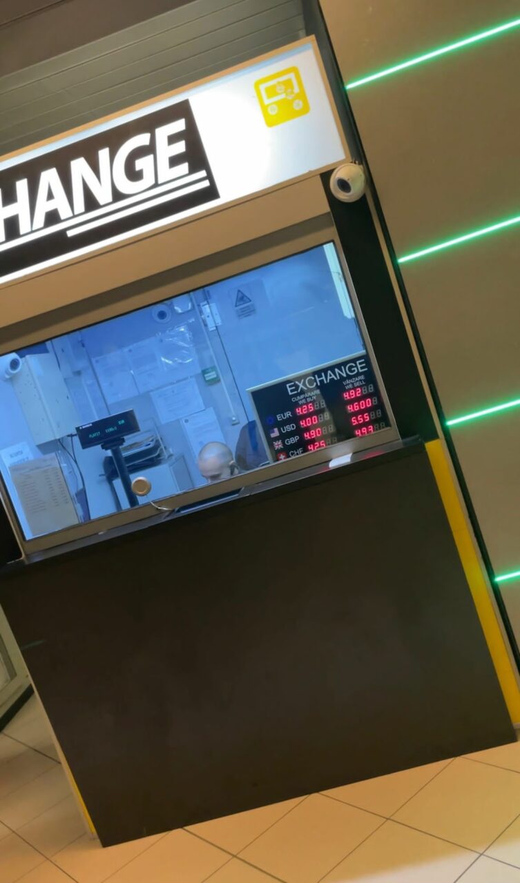 Cu cât se cumpără un EURO în aeroportul de la Otopeni. Cât plătesc casele de schimb