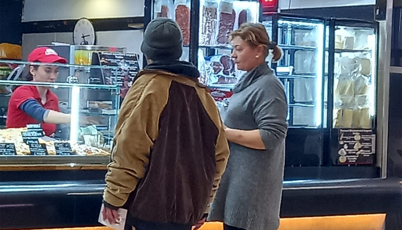 Ce a pățit o femeie din Iași, în timp ce mânca într-un fast-food din mall: „Văd un om al străzii mergând agale