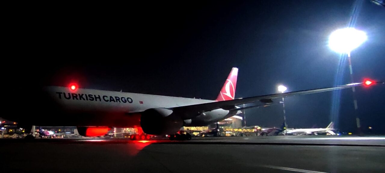 FOTO | O aeronavă cargo, încărcată cu AJUTOARE umanitare, a decolat în această dimineață de pe Aeroportul Henri Coandă spre populaţia grav afectată de cutremure din Turcia