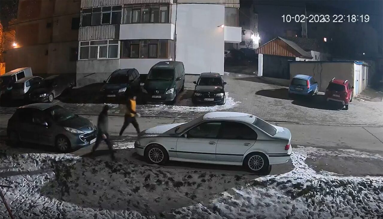Ce au făcut acești doi tineri, la ora 22:18, într-o parcare din Iași! Credeau că nimeni nu-i vede, dar au fost filmați de camerele de supraveghere