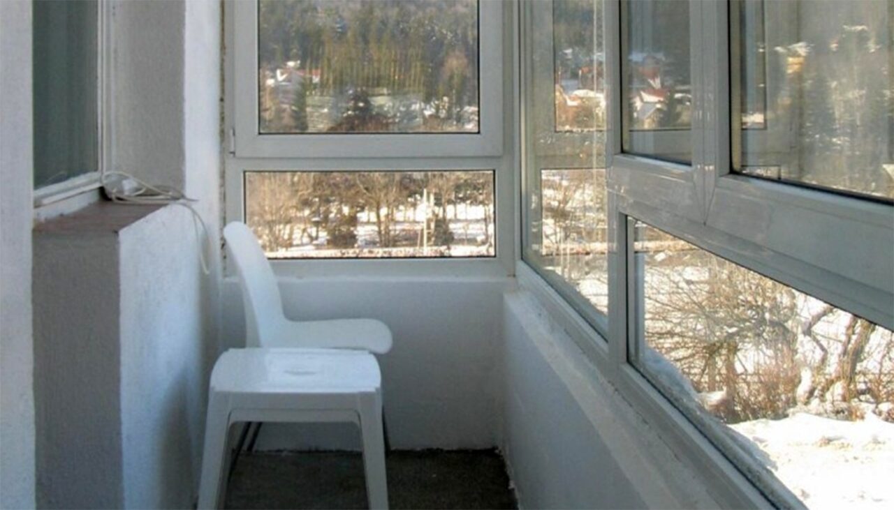 Nu este o glumă! Un proprietar vrea sa-și închirieze BALCONUL, cu 1.200 de euro pe lună. Cum arată