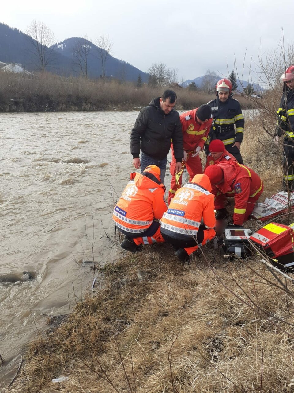 O fetiță de șase ani a fost găsită înecată în râul Moldova. Micuța fusese dată DISPĂRUTĂ de o jumătate de oră