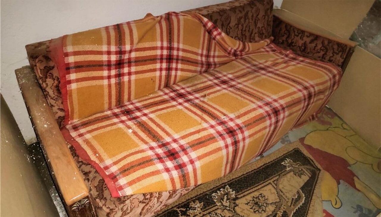 Ce au găsit polițiștii în căptușeala canapelei din apartamentul unui bărbat din Botoșani. Ce ascunsese acolo