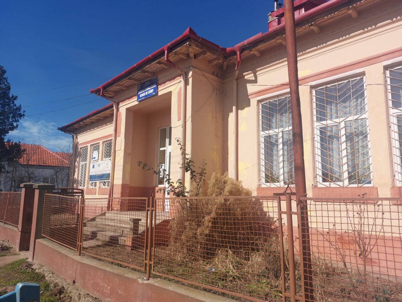 Zeci de clădiri cu risc seismic în comunele din Dolj. Majoritatea sunt unități de învățământ