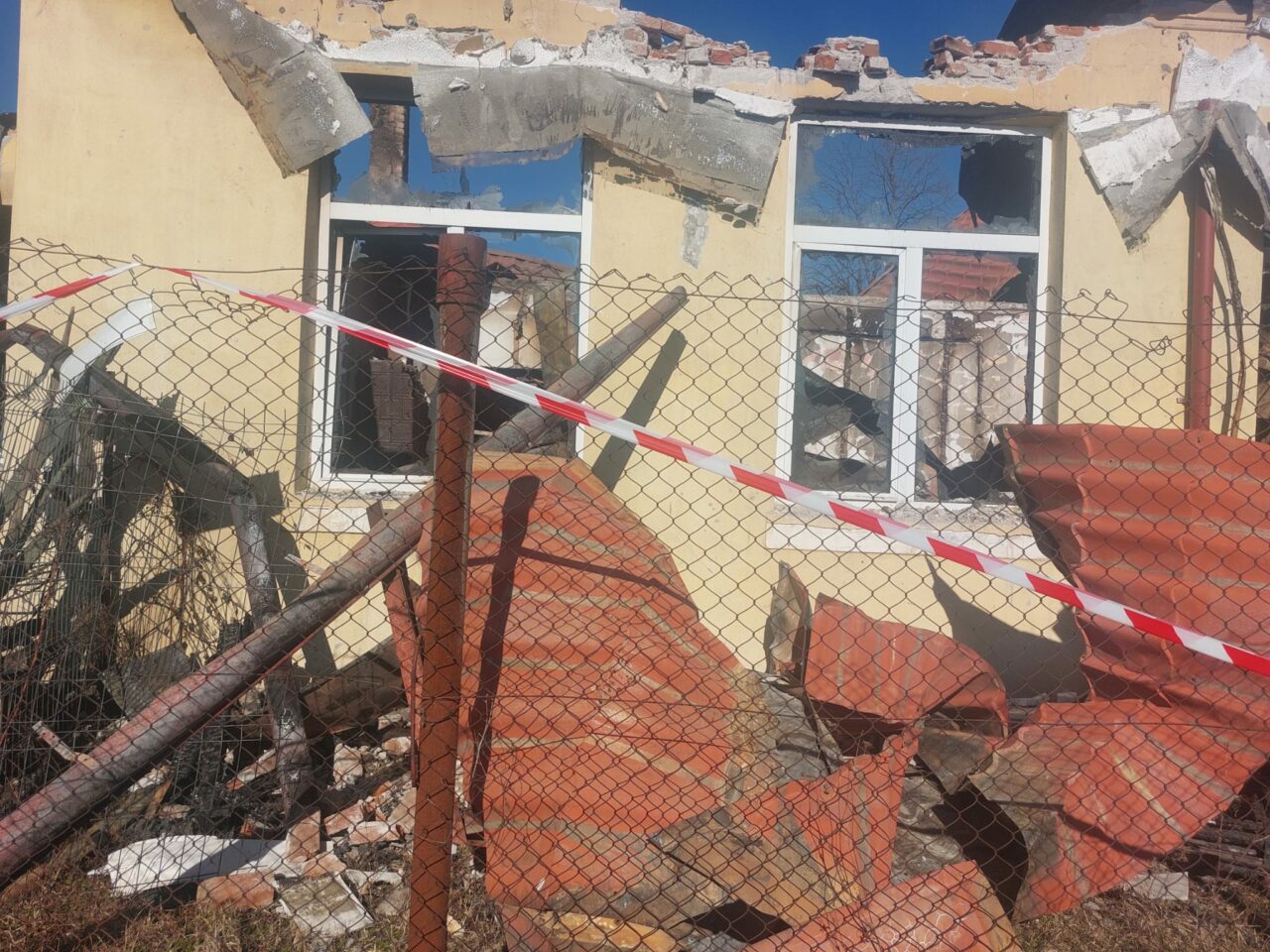FOTO | Școală distrusă într-un INCENDIU, într-o comună din Olt. Elevii vor învăța la Căminul Cultural