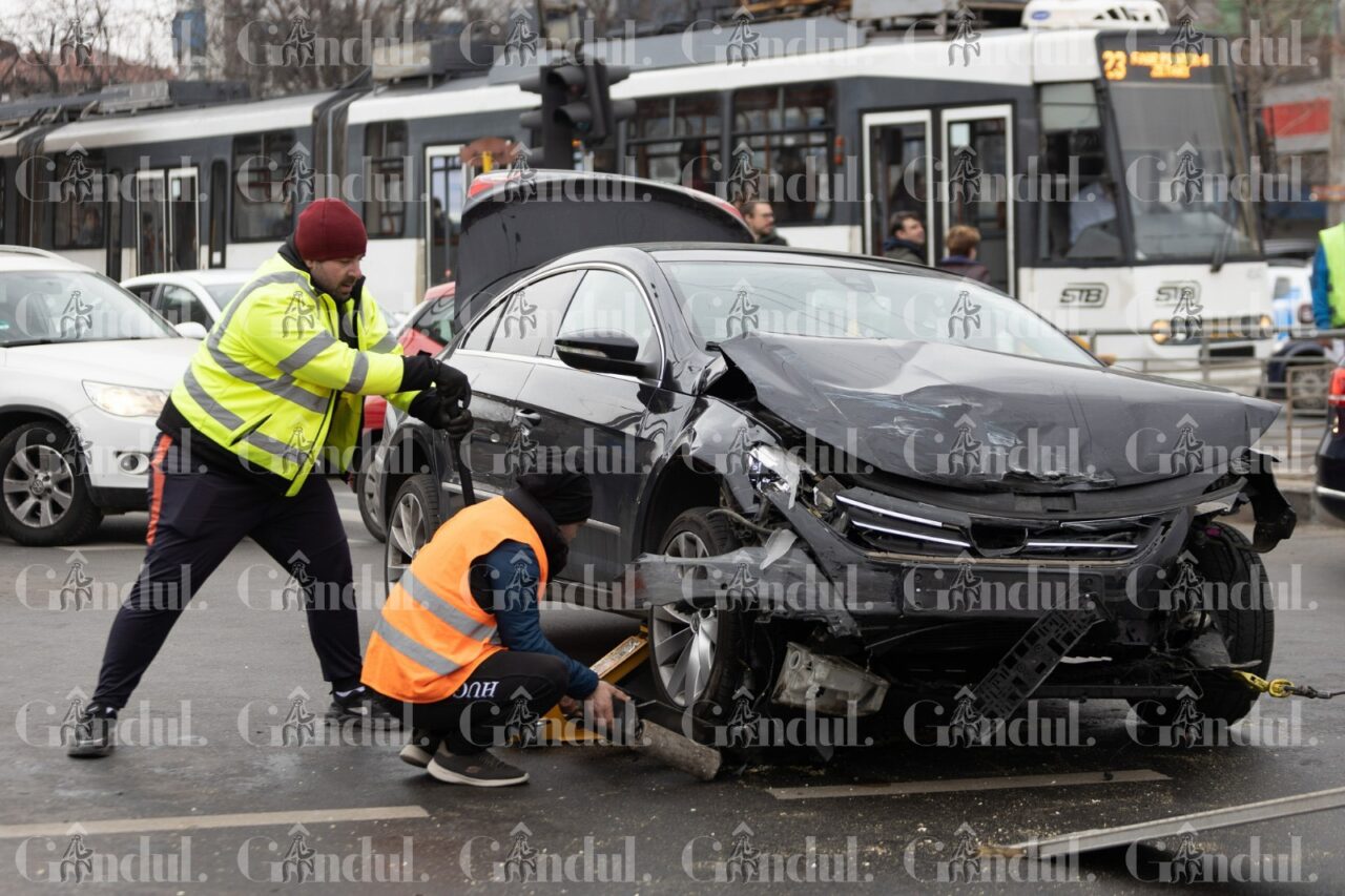 VIDEO | Accident rutier grav în București! O ambulanță ce transporta un pacient, lovită în plin de un bolid