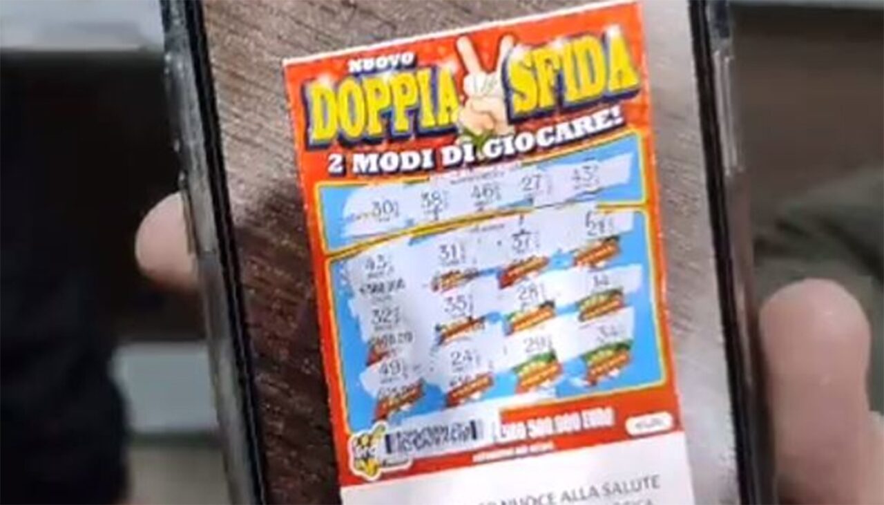 O badantă din Italia a cumpărat un loz răzuibil cu 5 euro. Ce sumă uriașă de bani a câștigat