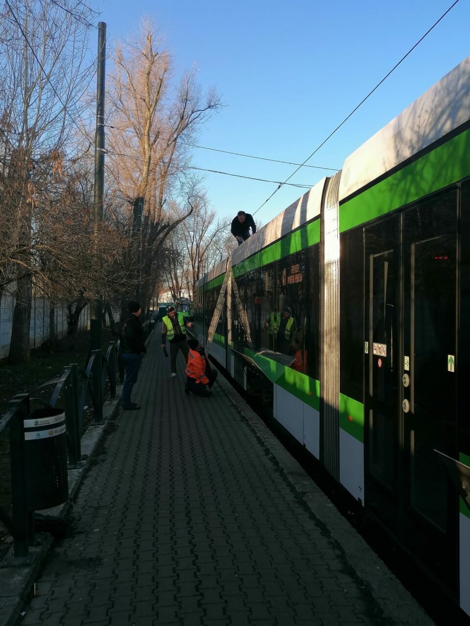 EXCLUSIV. Unul dintre noile tramvaie Astra Imperio a DERAIAT la intrarea în terminalul Ghencea. Autoritățile ar fi MUȘAMALIZAT incidentul