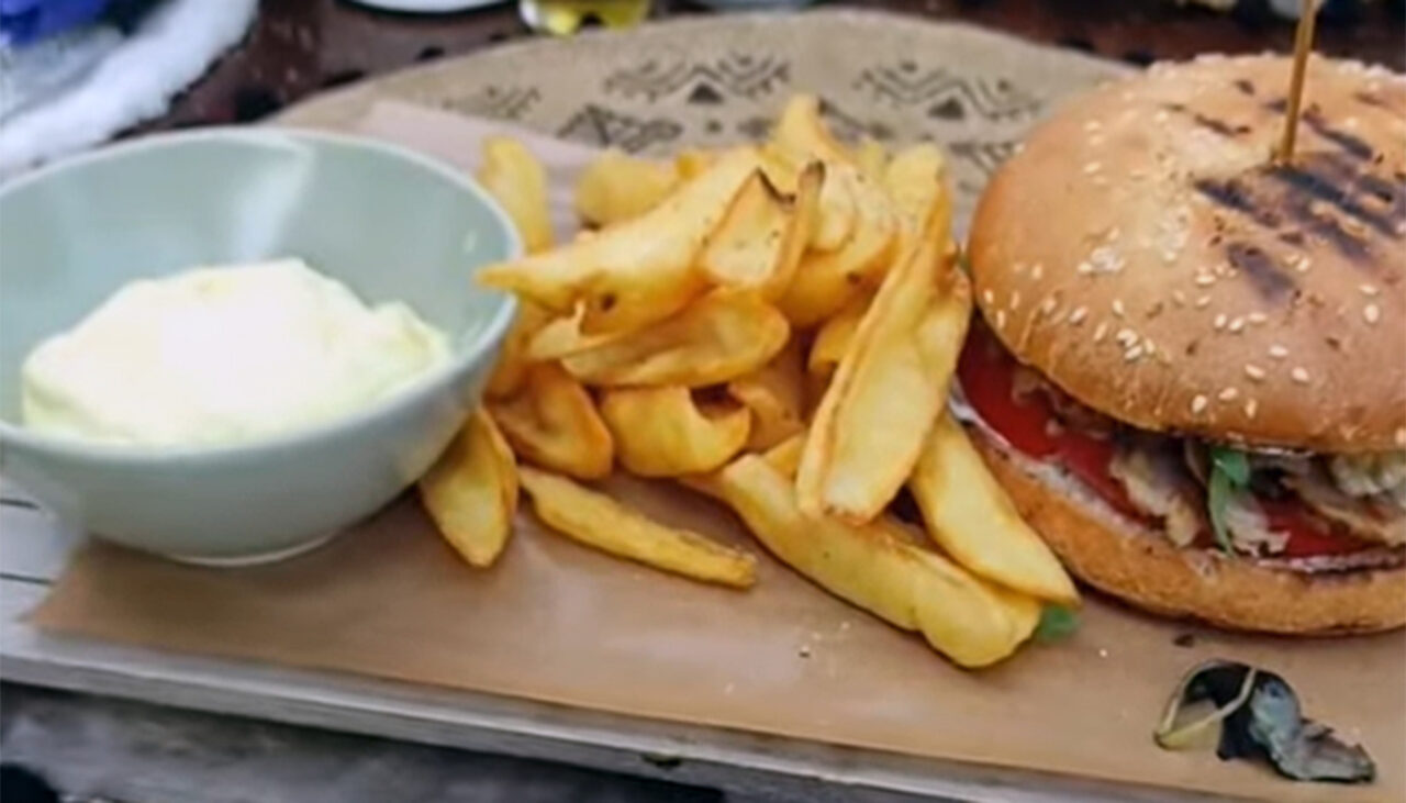 Câți lei a dat un TURIST pe un simplu burger, într-un restaurant din Cluj-Napoca: „Cică Mamaia e scumpă!”