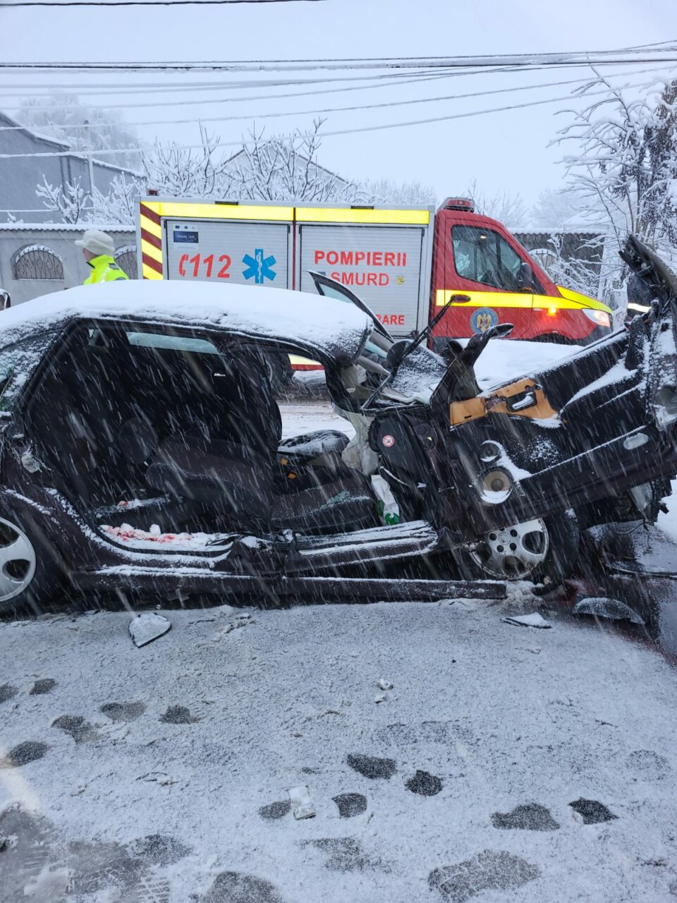 FOTO: Accident mortal la Malu Mare, județul Dolj: O mașină a intrat într-un utilaj de deszăpezire. O persoană a decedat și alte trei au ajuns la spital