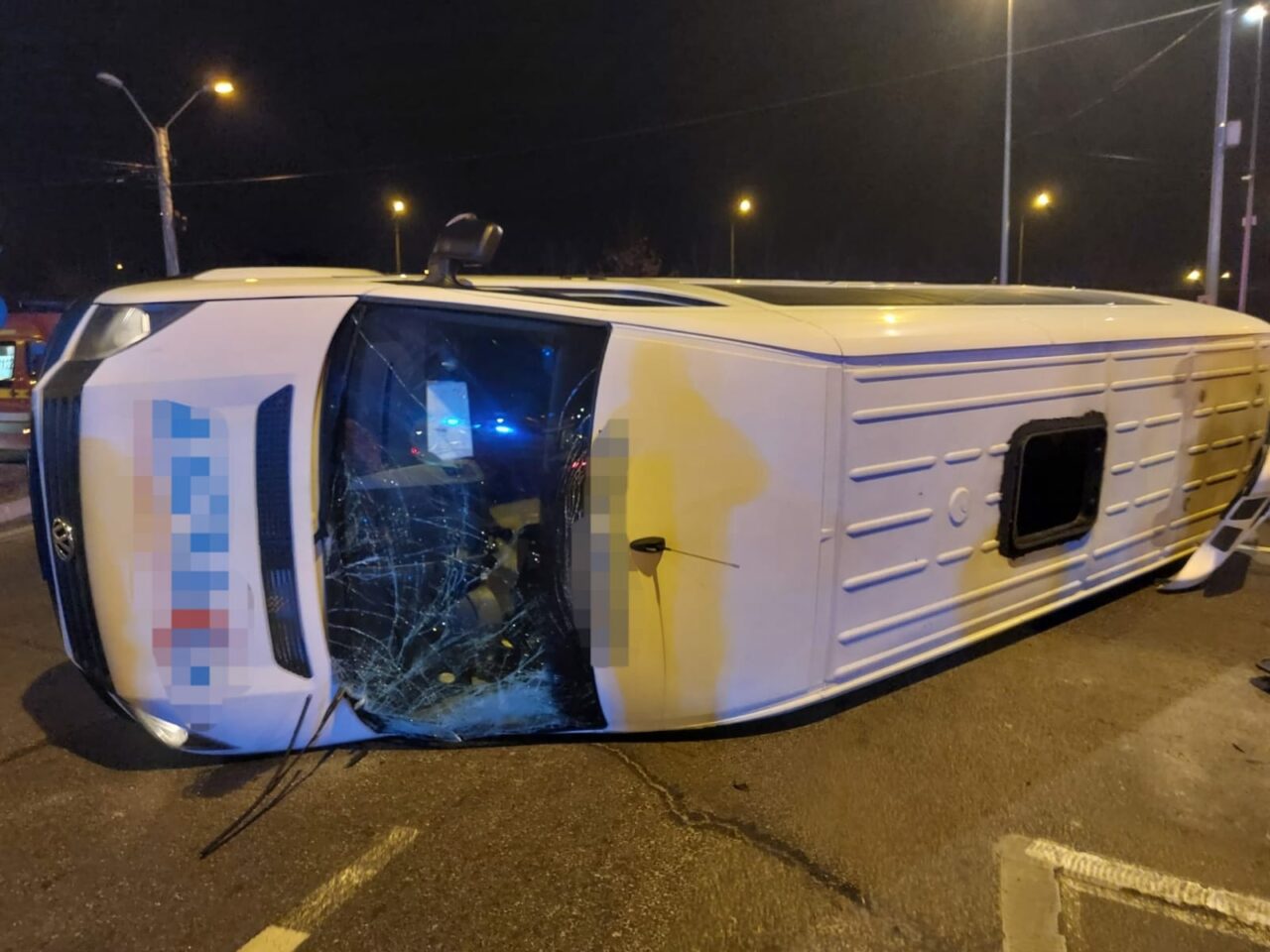 FOTO-VIDEO: Grav accident de circulație în Pitești. Patru persoane au fost RĂNITE, după ce un microbuz de transport călători s-a ciocnit de o mașină