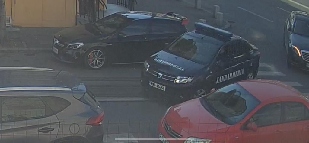 VIDEO | Imagini incredibile cu șoferul unei autospeciale a Jandarmeriei care scoate mâna pe geam și zgârie un autoturism oprit neregulamentar. Făptașul va fi dat pe mâna procurorilor militari